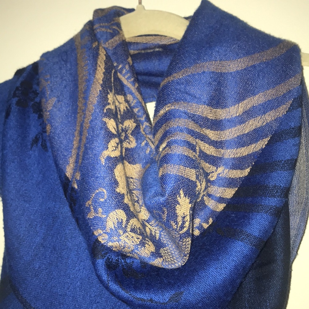 Scarf/Wrap - Picture 2 of 4